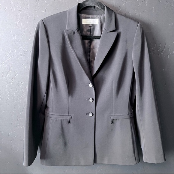 Tahari Levine Snap Front Basic Blazer
Jacket Charcoal Black Women's Size: 10 - Picture 1 of 11